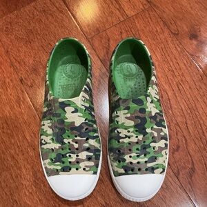 Native Jefferson Kids Shoes green camo Size J1
